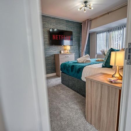 Stylish House - B'Ham Airport And Nec, Jlr Solihull, Business & Leisure Stays - Aspen House Room photo